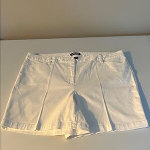 Lands' End Women's Classic White Shorts Mid Rise 7” - Size 18